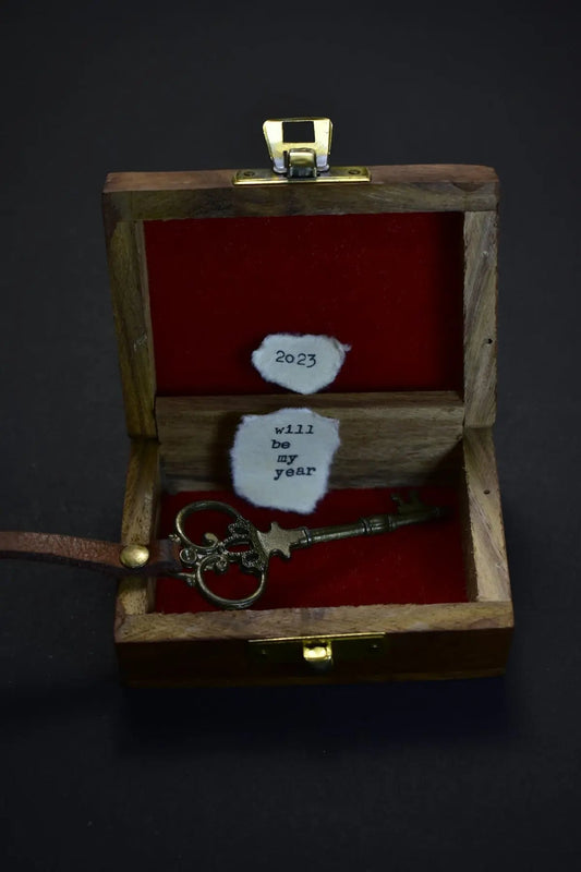 Exploring the Meaning and Craftsmanship Behind Cremation Jewellery - PREMIUM URNS