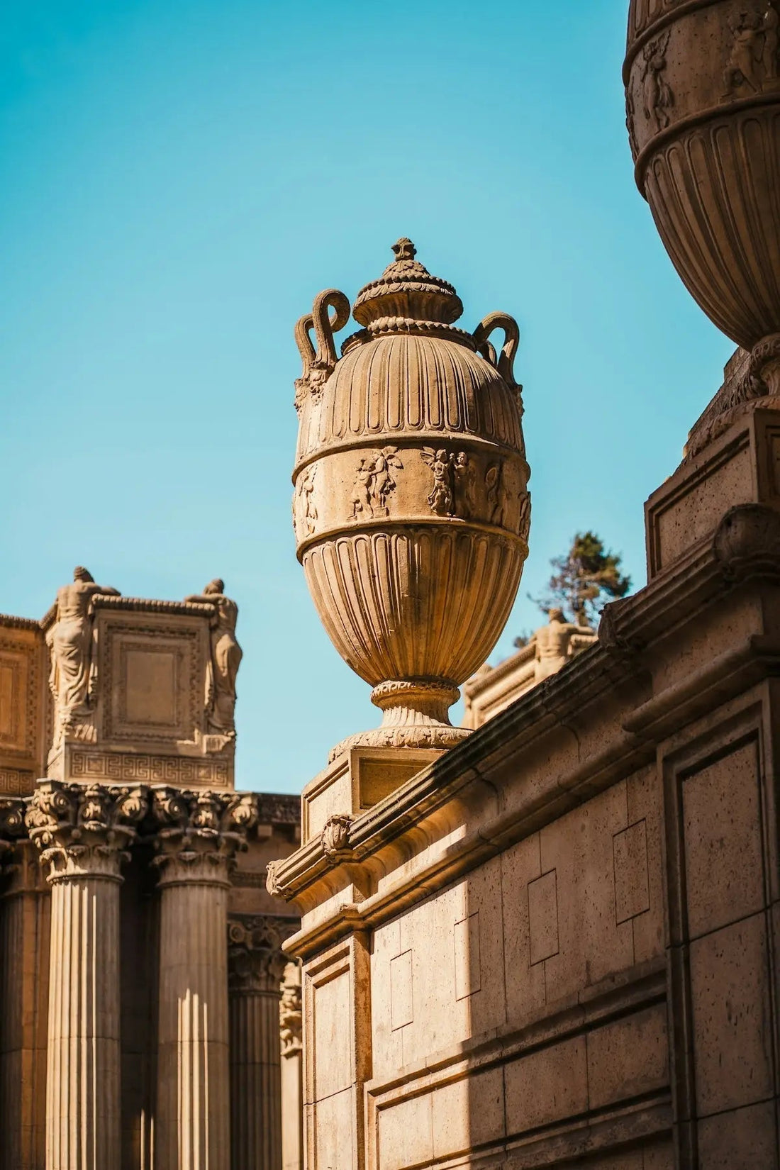 Honouring Memories with the Silver Acorn Leaf Keepsake: A New Perspective on Cremation Jewellery and Urns in Funeral Homes - PREMIUM URNS